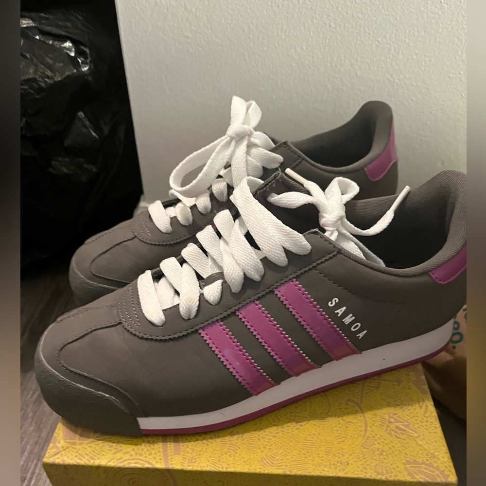 Women’s Adidas Originals Samoa | Gray/ Fuchsia | Size 9